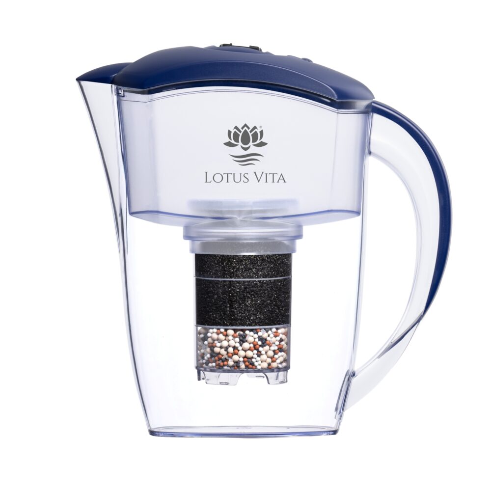 Seitliche Ansicht einer formschönen, durchsichtigen Wasserfilterkanne mit dunkelblauem Deckel und sichtbarer, mehrstufiger Filterkartusche.