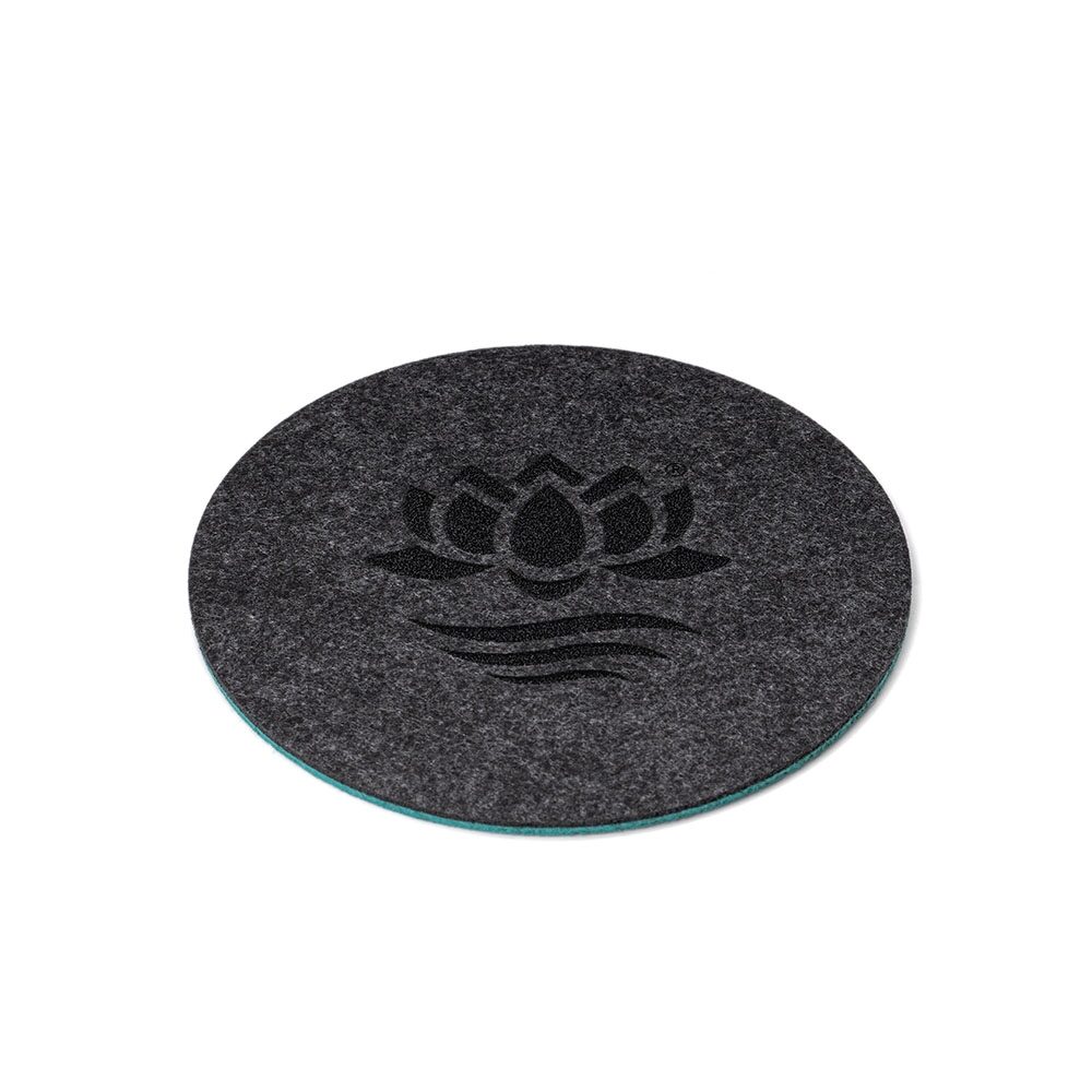 Runder, anthrazitfarbener Filz-Untersetzer mit dem eingeprägten Logo von Lotus Vita aus der Vogelperspektive.
