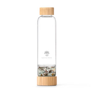 Eine Glas-Trinkflasche mit Bambusdeckel und einem separaten, mit Fluorit- und Tigerauge-Edelsteinen gefüllten Boden.