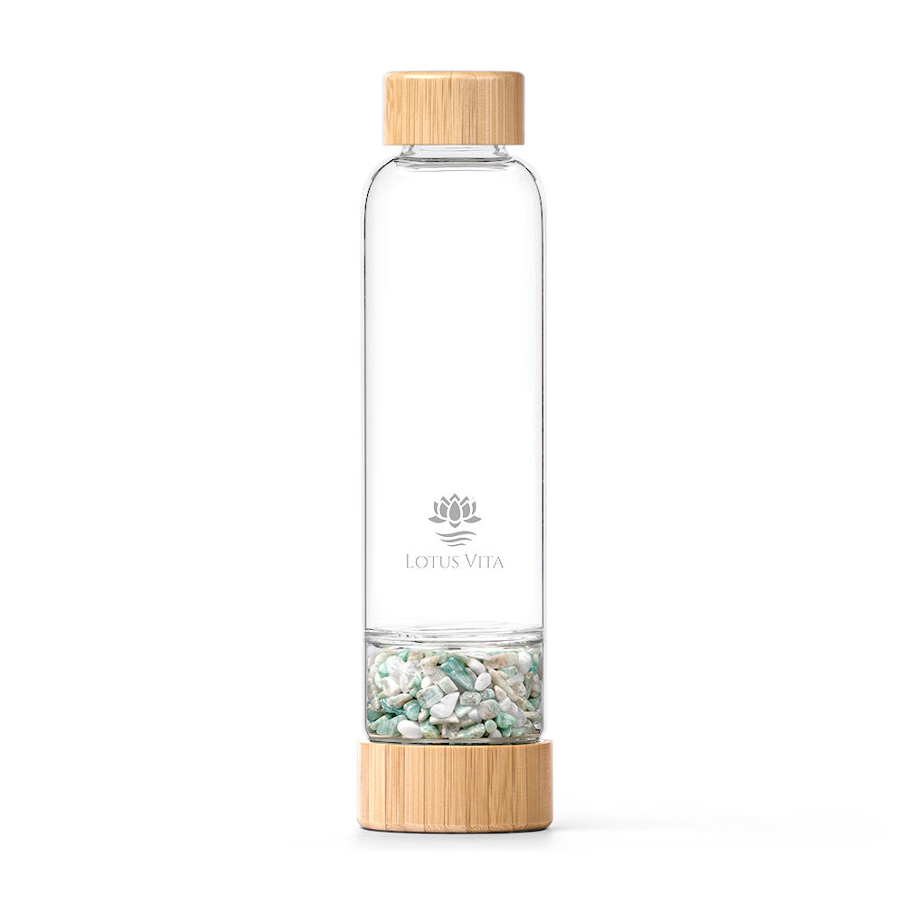 Edle Glas-Trinkflasche mit Bambusdeckel und einem separaten Fach, gefüllt mit einer Mischung aus Amazonit- und Milchopal-Kristallsteinen.