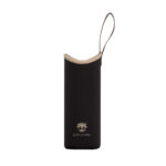 Schwarze Neopren-Schutzhülle mit cremefarbenem Innenfutter und brauner Trageschlaufe, versehen mit dem Lotus Vita Logo.