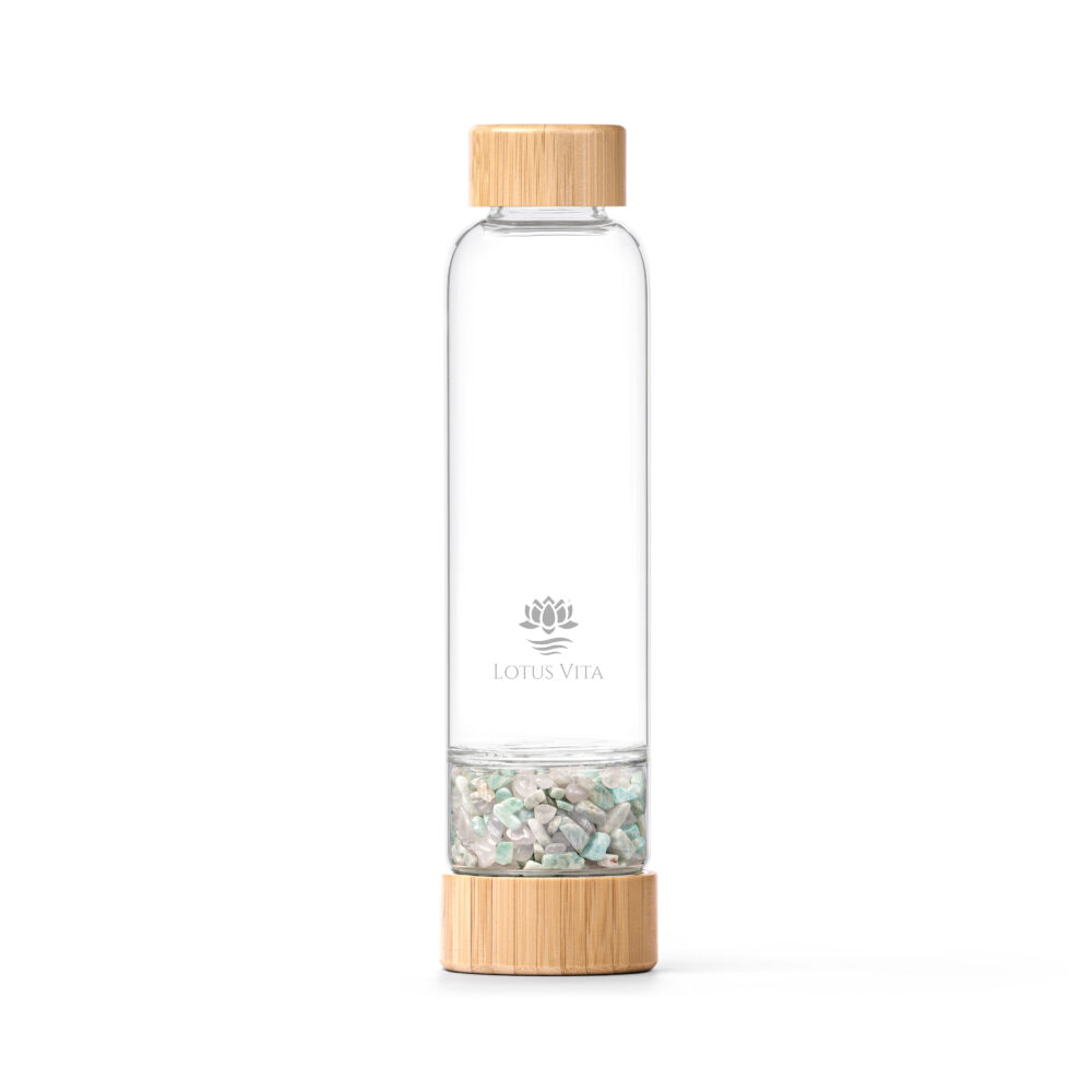Eine Glas-Trinkflasche mit Bambusdeckel und einem separaten Fach, das mit hellgrünen und rosafarbenen Kristallsteinen gefüllt ist.