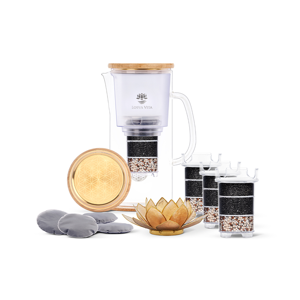 Ein Weihnachts-Geschenkset bestehend aus einer Glas-Wasserfilterkanne mit Holzdeckel, drei Ersatzfiltern, einem goldenen Untersetzer und einem Lotus-Teelichthalter.