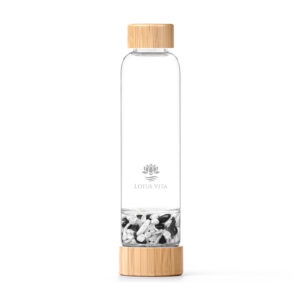 Edle Glas-Trinkflasche mit Bambusdeckel und separatem Fach, gefüllt mit schwarzen Turmalin- und weißen Milchopal-Kristallsteinen.
