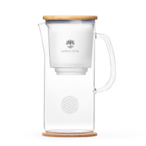 Eine elegante Glas-Filterkaraffe mit Bambusdeckel und Kork-Untersetzer, die das Lotus Vita Logo und das Symbol der Blume des Lebens zeigt.